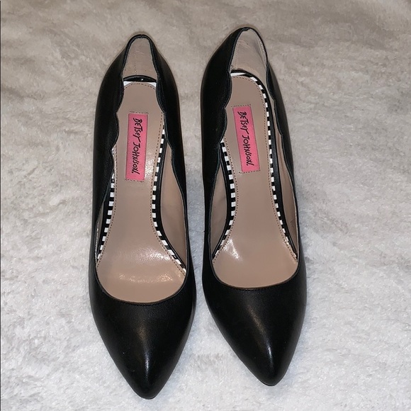 Betsey Johnson Shoes - 💗Betsey Johnson raccie black heels💗